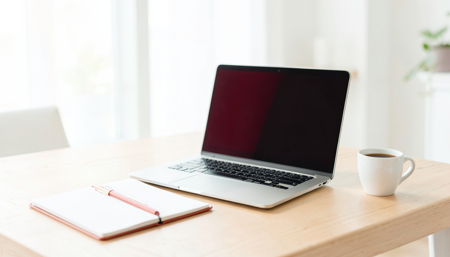 Ambiente de trabalho moderno e iluminado com laptop aberto, caderno e café sobre mesa de madeira clara, atmosfera produtiva e arejada